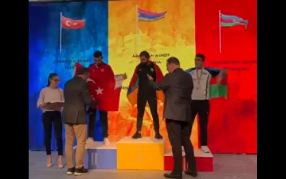 Այս ադրբեջանցու վրա կարելի է խնդալ (տեսանյութ)